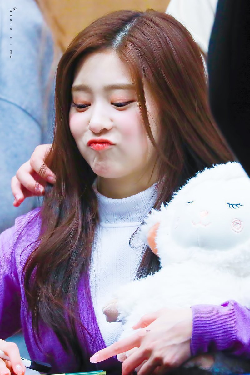 해변가에서 예쁜 척(?)하면서 분위기 잡는 민주 | 인스티즈