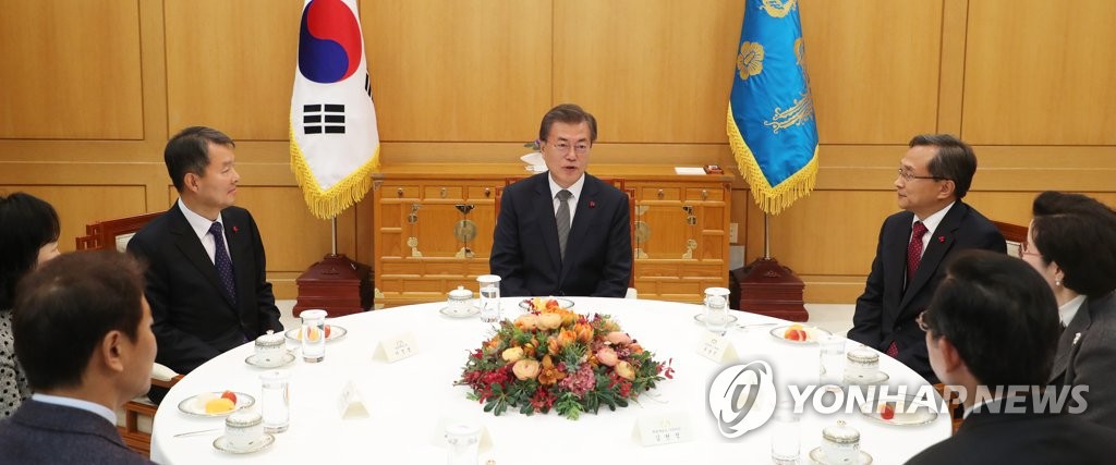 헌법재판관+헌재소장에게 임명장 수여하는 문재인 대통령 | 인스티즈