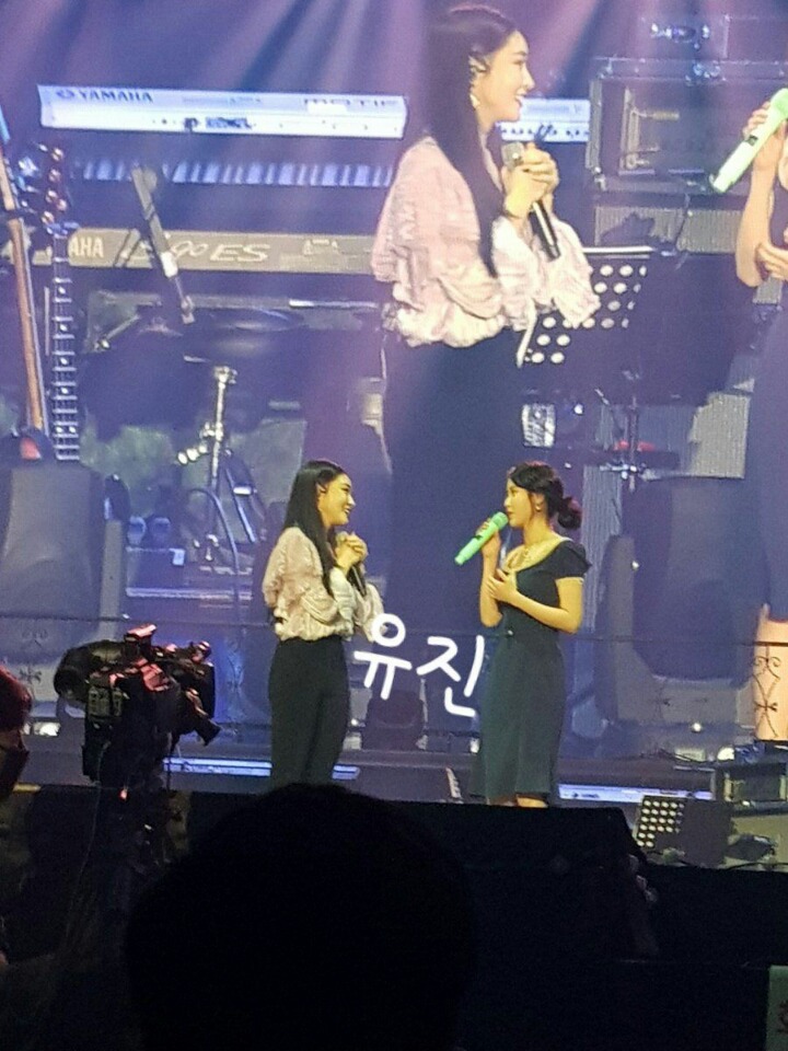 실시간 아이유 광주콘서트 게스트로 선 청하-아이유 투샷.....jpg | 인스티즈