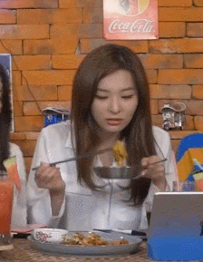 먹방중 방송 끝난다니깐 급하게 먹는 슬기.gif | 인스티즈