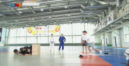 부드럽게 낙법 성공하는 정형돈.gif | 인스티즈