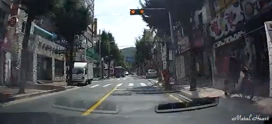 갑툭튀 무단횡단의 위험성.gif | 인스티즈