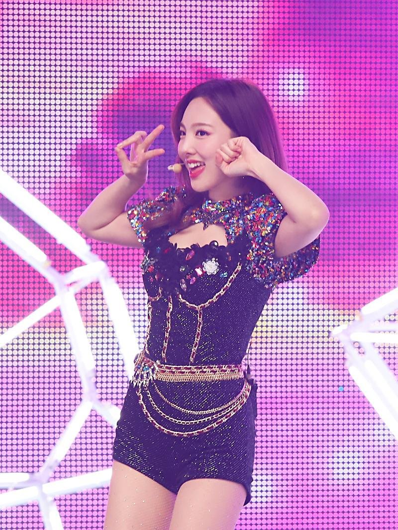 무대하는 이쁜 나연이 | 인스티즈