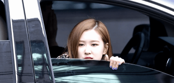 퇴근길 팬들에게 수줍게 대답하는 블랙핑크 로제.gif | 인스티즈