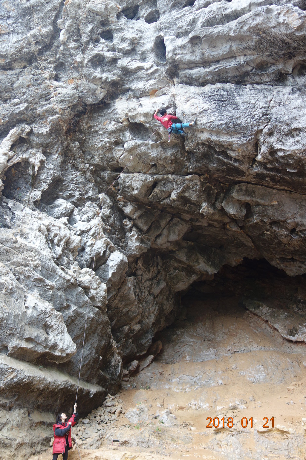 케이브(CAVE) 이미지