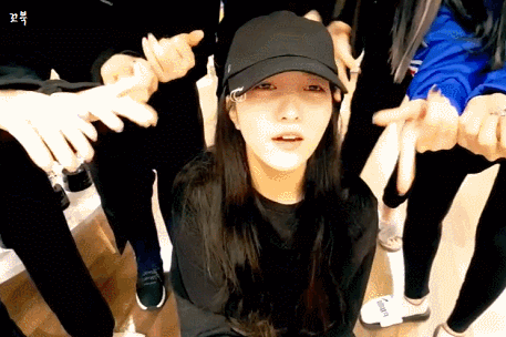 맏언니 소원 괴롭히는 여자친구.gif | 인스티즈