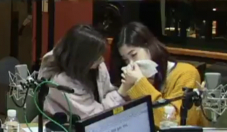 다현이 코풀어주는 사나 .jpg | 인스티즈