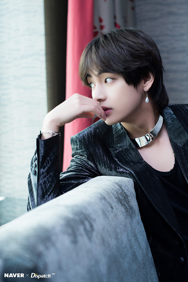얼굴로 악세사리 존재감 하락시키는 방탄소년단 뷔.jpgif | 인스티즈
