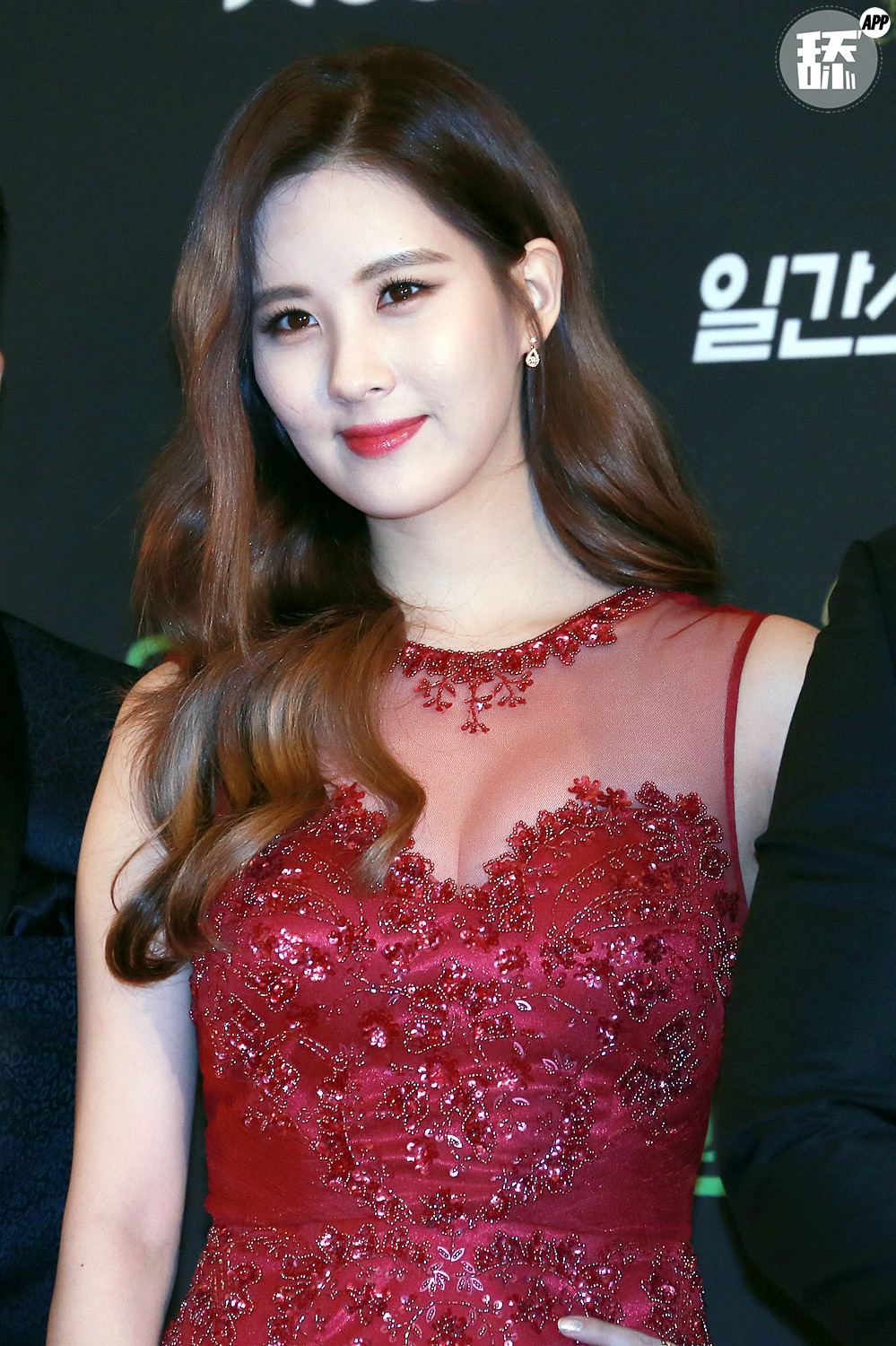 빨간 드레스 입고 레드카펫에 선 소녀시대 서현 | 인스티즈