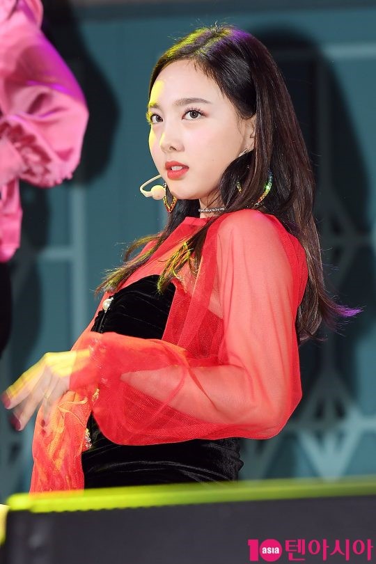 오늘 6시 컴백전 기자쇼케이스 나연이 | 인스티즈
