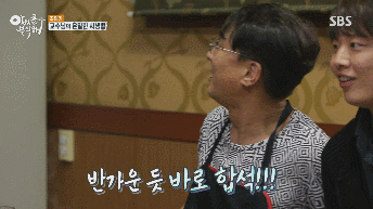 조민기 옆으로 가서 앉는 남학생들.gif | 인스티즈