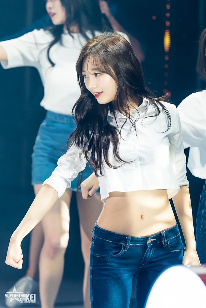 본인의 복근노출 사진에 부끄러워 하는 러블리즈 수정이.gif | 인스티즈