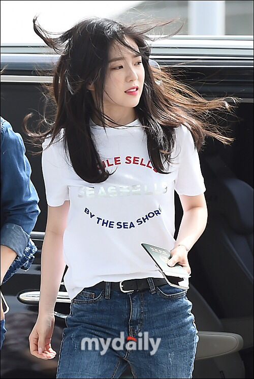 바람 부는 공항의 아이린.jpg | 인스티즈