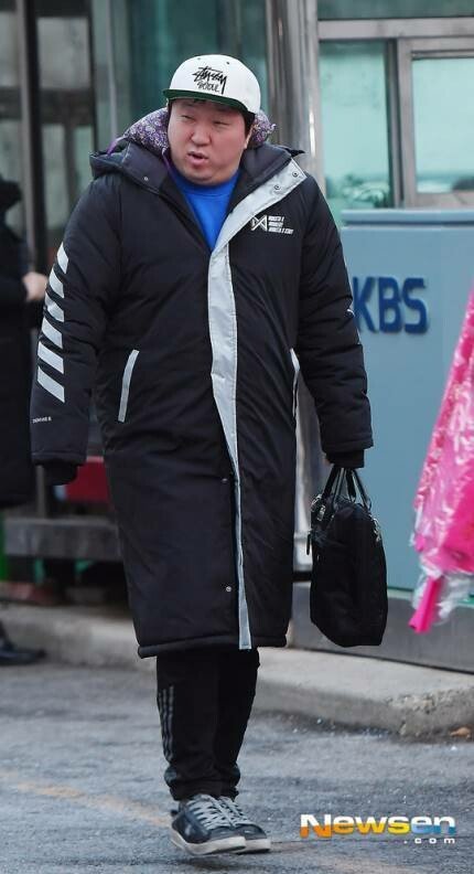 오늘자 뮤직뱅크 출근하는 인기 보이그룹 사진.jpg | 인스티즈