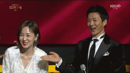 희라씨와 베스트 커플상 시상하면서 깨방정 떠는 최수종.gif | 인스티즈